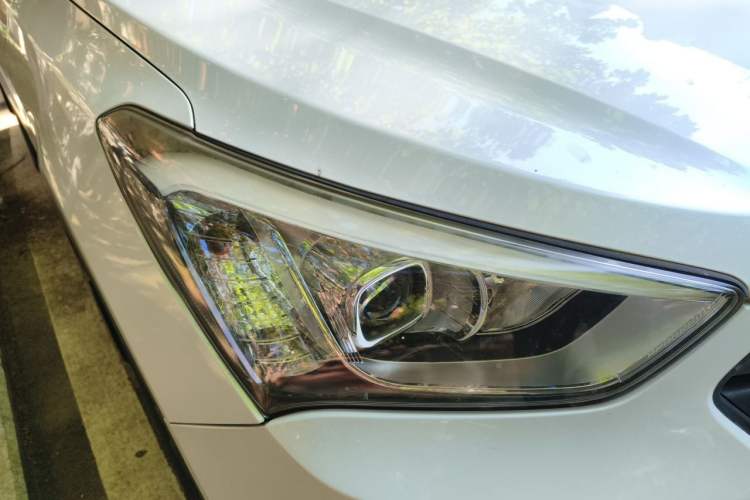 Used Hyundai Santa Fe 2013 2.0T Automatic All-Wheel Drive Prestige Version Right Front Headlight