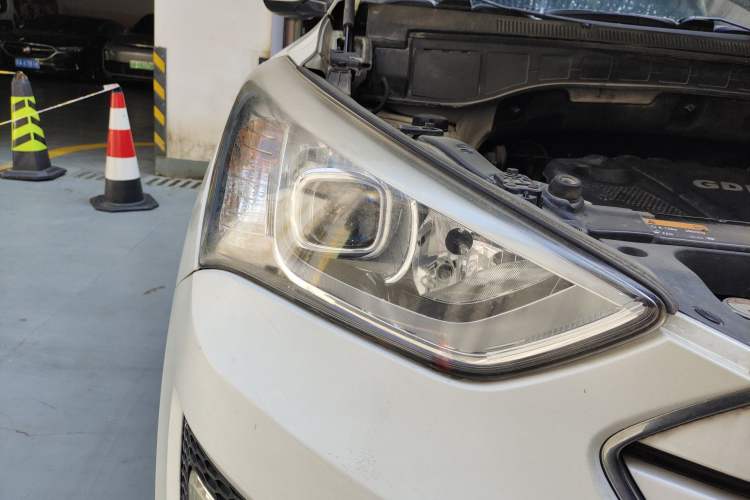 Used Hyundai Santa Fe 2013 2.4L Automatic 2WD Comfort Edition Right Front Headlight