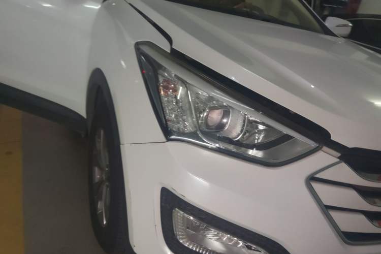 Used Hyundai Santa Fe 2013 2.4L Automatic 2WD Comfort Edition Right Front Headlight