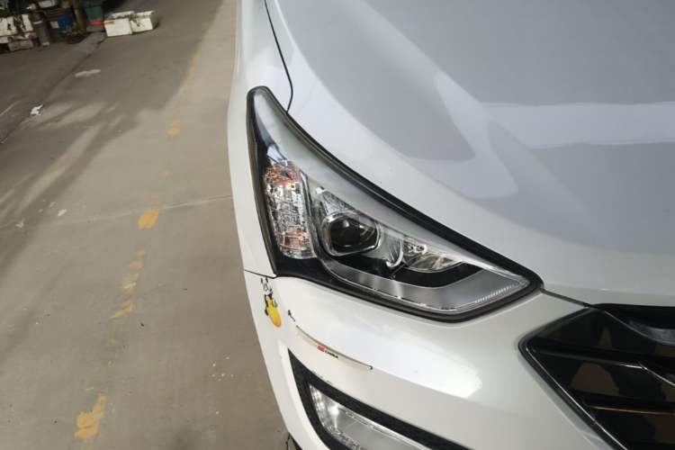 Used Hyundai Santa Fe 2013 2.4L Automatic Two-Wheel Drive Smart Version Right Front Headlight