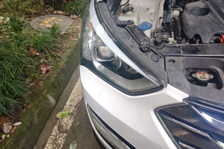 Used Hyundai Santa Fe 2013 2.4L Automatic 4x4 Smart Version Right Front Headlight