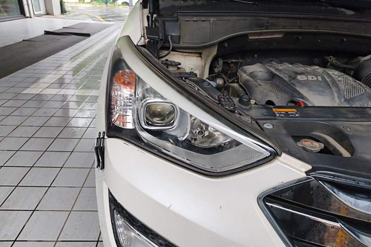 Used Hyundai Santa Fe 2013 2.4L Automatic 4x4 Smart Version Right Front Headlight