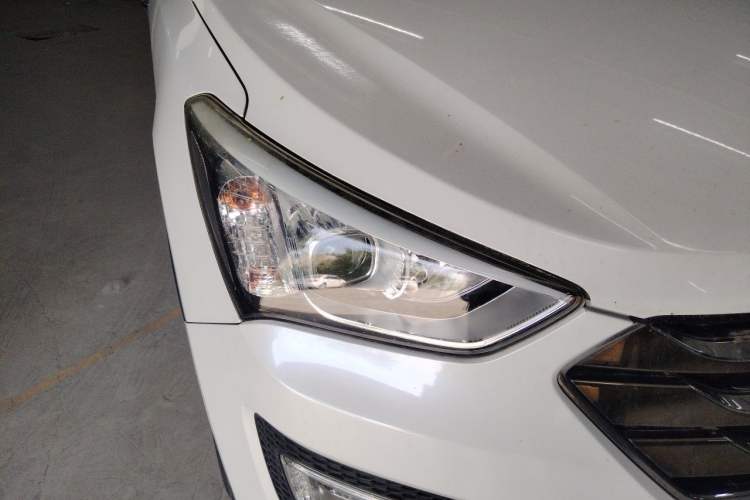 Used Hyundai Santa Fe 2013 2.4L Automatic Two-Wheel Drive Smart Version Right Front Headlight
