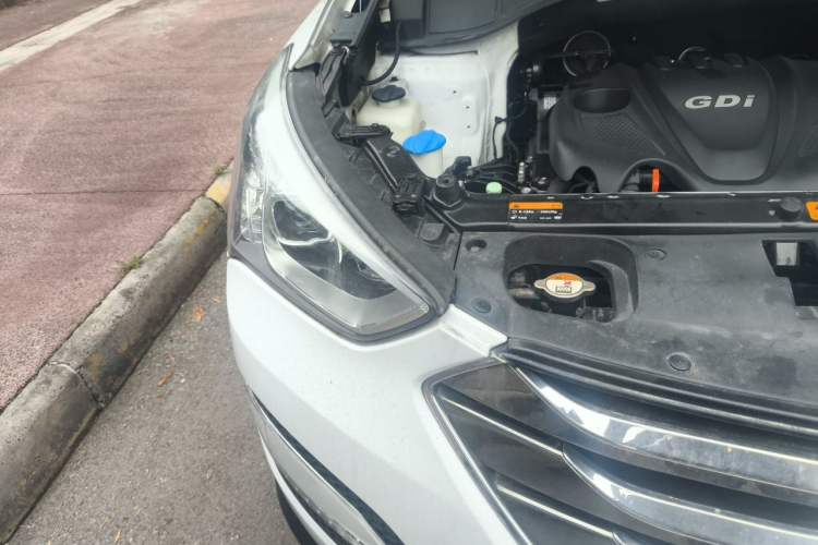 Used Hyundai Santa Fe 2013 2.4L Automatic Two-Wheel Drive Smart Version Right Front Headlight