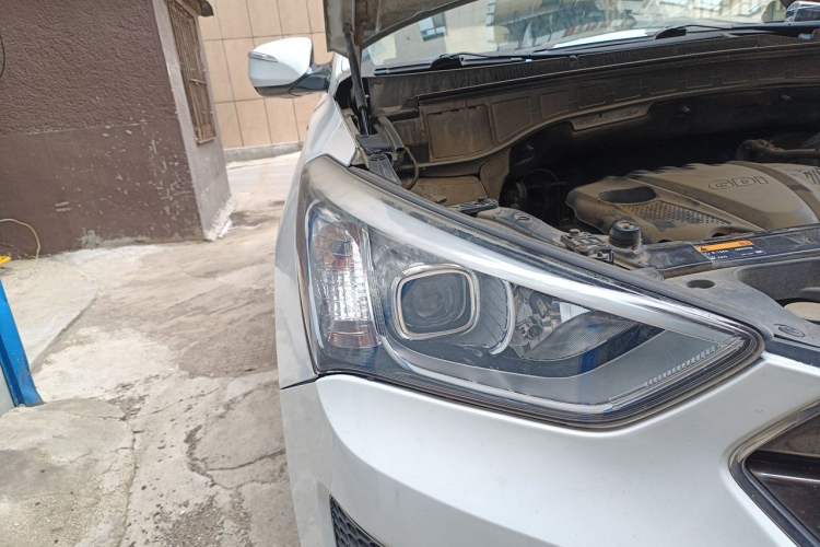 Used Hyundai Santa Fe 2013 2.4L Automatic Two-Wheel Drive Smart Version Right Front Headlight