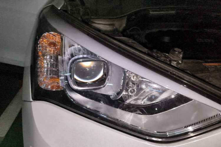 Used Hyundai Santa Fe 2013 2.4L Automatic Two-Wheel Drive Smart Version Right Front Headlight