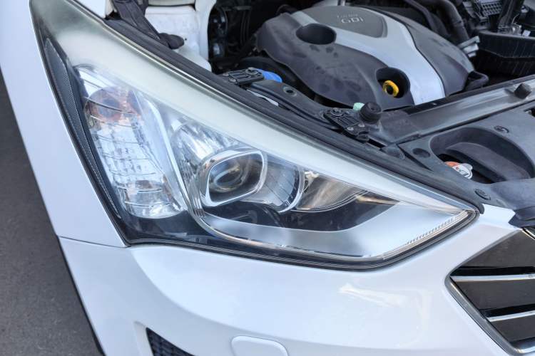 Used Hyundai Santa Fe 2013 2.0T Automatic All-Wheel Drive Prestige Version Right Front Headlight