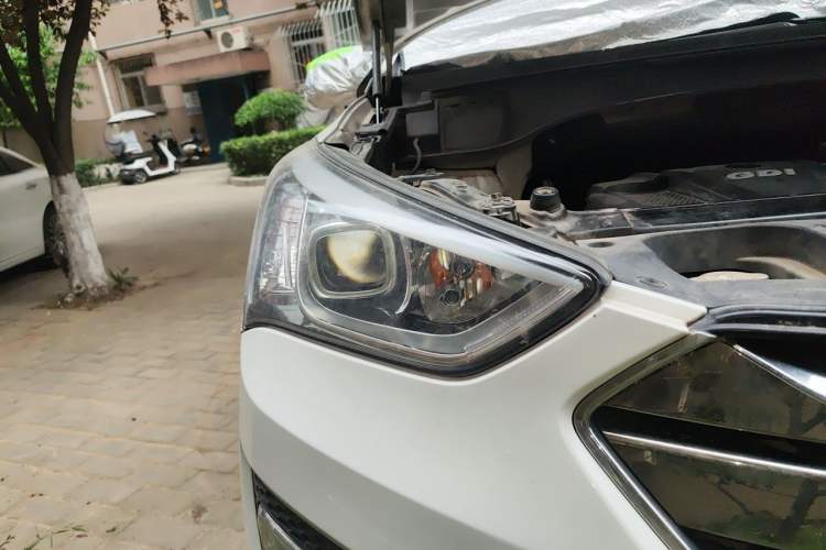 Used Hyundai Santa Fe 2013 2.4L Automatic Two-Wheel Drive Smart Version Right Front Headlight