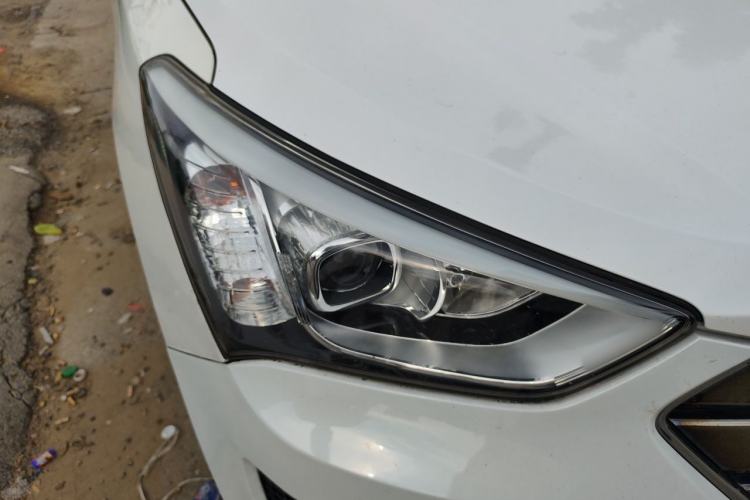 Used Hyundai Santa Fe 2013 2.4L Automatic Two-Wheel Drive Smart Version Right Front Headlight