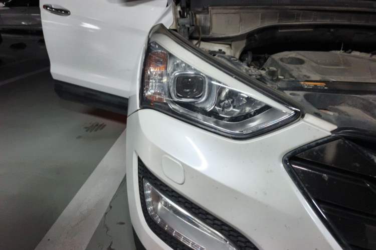 Used Hyundai Santa Fe 2013 Revised Version 2.0T Automatic All-Wheel Drive Top-Tier Trim Right Front Headlight