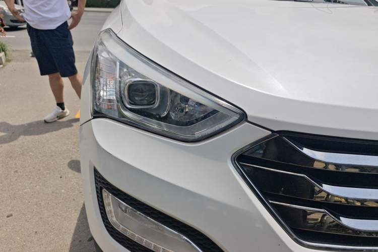 Used Hyundai Santa Fe 2013 Revised Version 2.4L Automatic All-Wheel Drive Smart Type Right Front Headlight