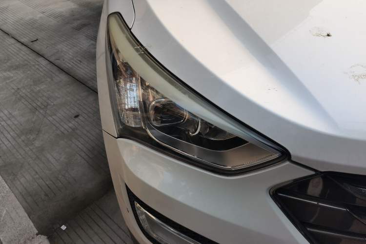 Used Hyundai Santa Fe 2013 2.4L Automatic Two-Wheel Drive Smart Version Right Front Headlight