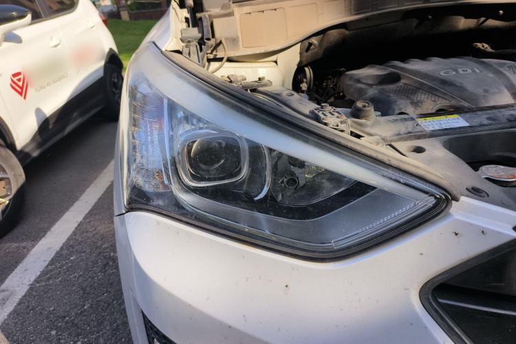 Used Hyundai Santa Fe 2013 2.4L Automatic Two-Wheel Drive Smart Version Right Front Headlight