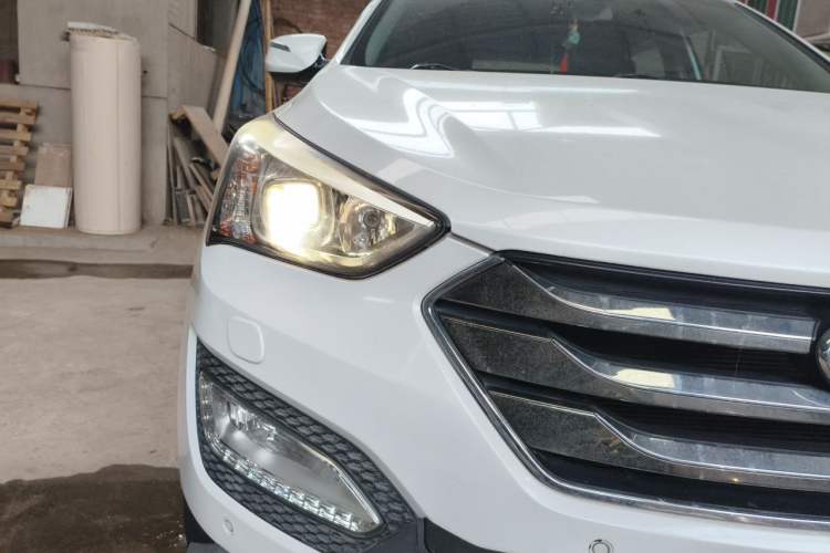 Used Hyundai Santa Fe 2013 2.0T Automatic All-Wheel Drive Top Trim Right Front Headlight