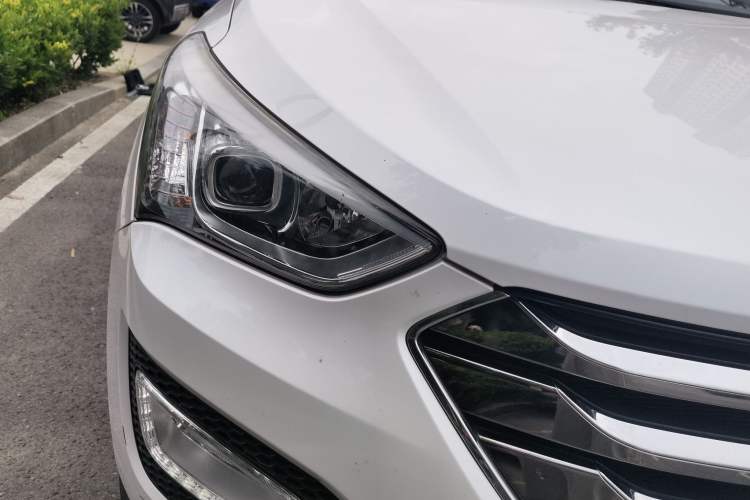 Used Hyundai Santa Fe 2013 2.4L Automatic Two-Wheel Drive Smart Version Right Front Headlight
