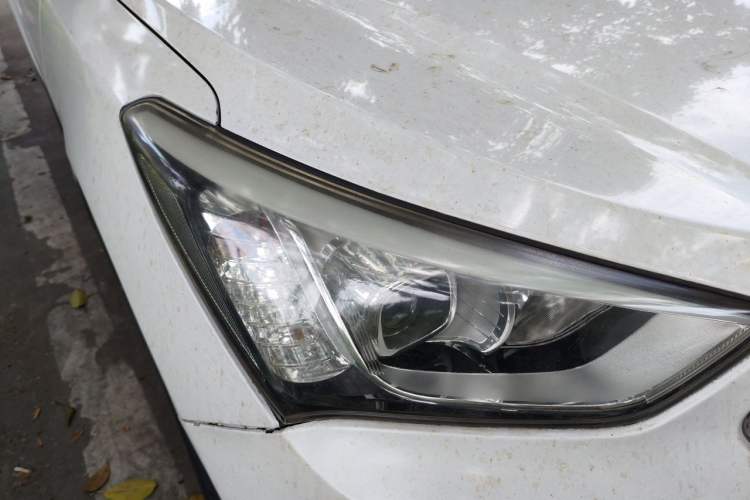 Used Hyundai Santa Fe 2013 2.4L Automatic Two-Wheel Drive Smart Version Right Front Headlight