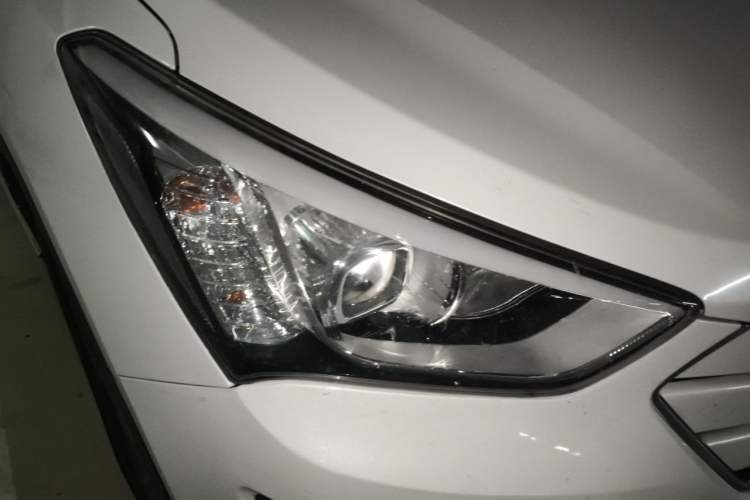 Used Hyundai Santa Fe 2013 2.4L Manual Two-Wheel Drive Comfort Version Right Front Headlight