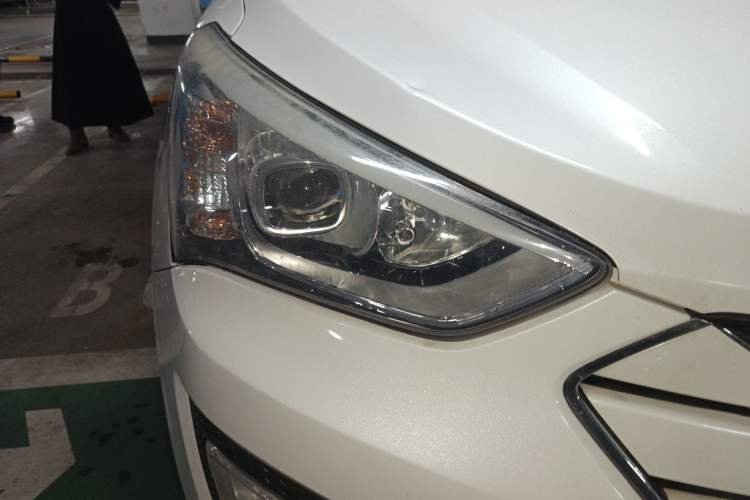 Used Hyundai Santa Fe 2013 2.4L Automatic 2WD Comfort Edition Right Front Headlight