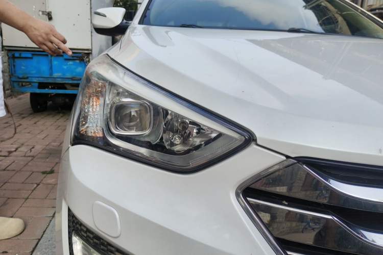Used Hyundai Santa Fe 2013 Revised Version 2.4L Automatic All-Wheel Drive Luxury Trim Right Front Headlight
