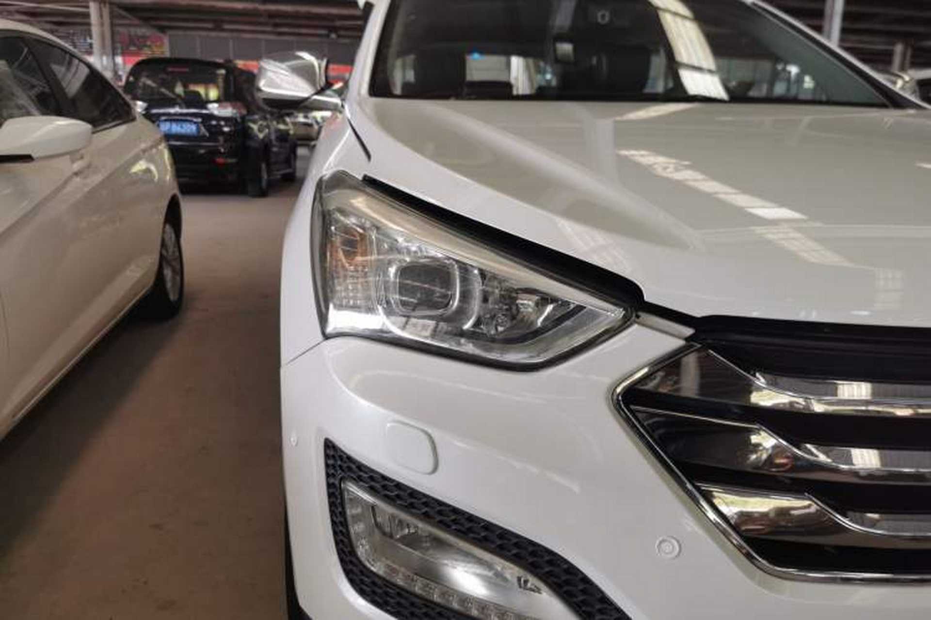 Used Hyundai Santa Fe 2013 2.4L Automatic Two-Wheel Drive Smart Version Right Front Headlight