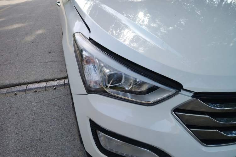 Used Hyundai Santa Fe 2013 2.4L Automatic 4x4 Smart Version Right Front Headlight