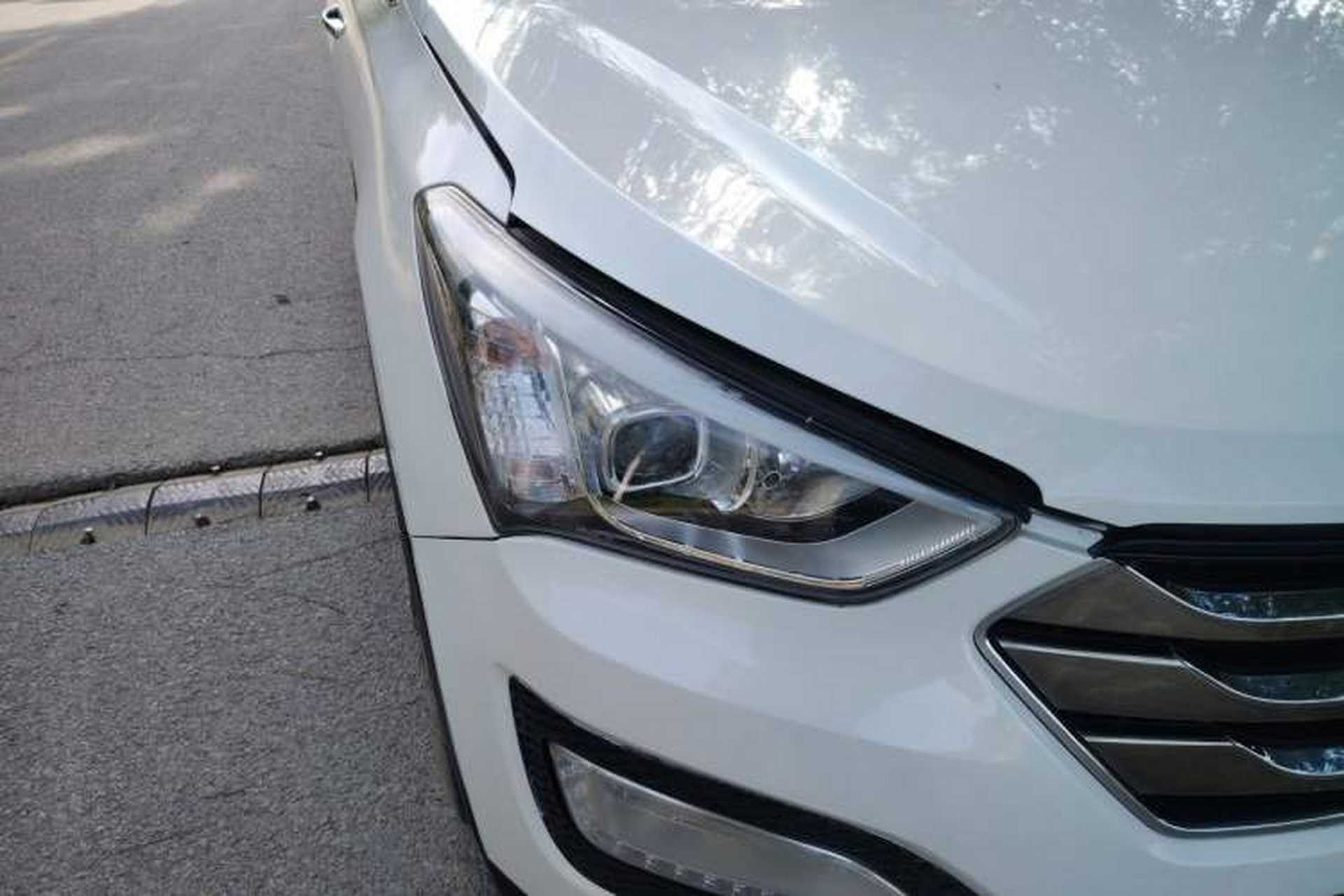 Used Hyundai Santa Fe 2013 2.4L Automatic 4x4 Smart Version Right Front Headlight