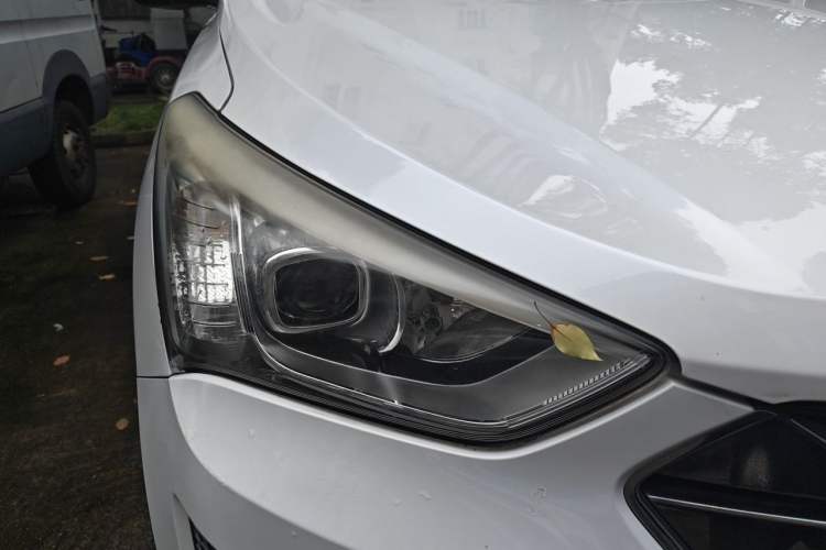Used Hyundai Santa Fe 2013 2.4L Automatic Two-Wheel Drive Smart Version Right Front Headlight