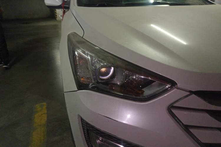Used Hyundai Santa Fe 2013 2.4L Automatic 4x4 Comfort Edition Right Front Headlight