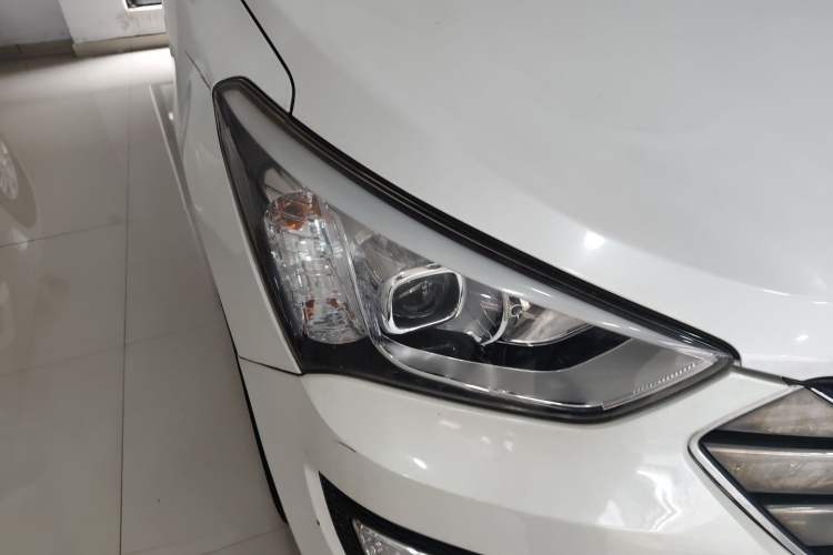Used Hyundai Santa Fe 2013 2.4L Automatic Two-Wheel Drive Smart Version Right Front Headlight