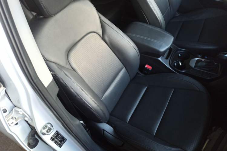 Used Hyundai Santa Fe 2013 2.4L Automatic Two-Wheel Drive Smart Version Right Front Seat