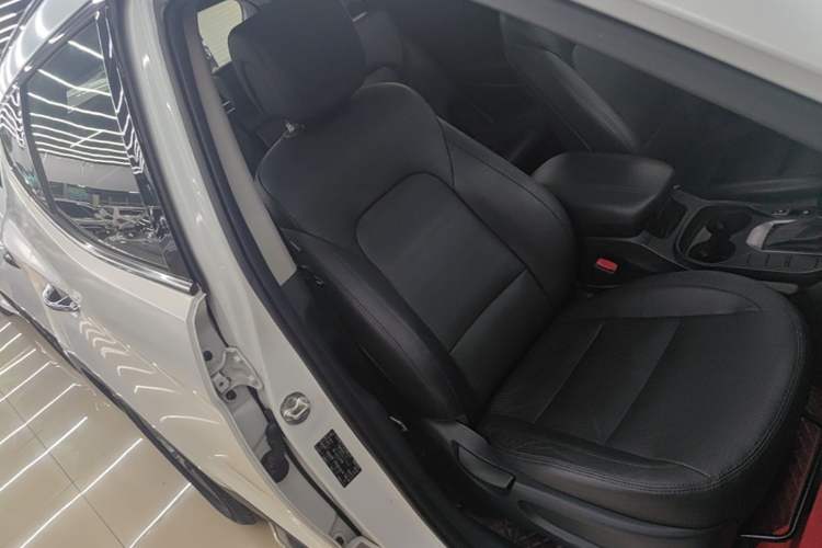 Used Hyundai Santa Fe 2013 2.4L Automatic Two-Wheel Drive Smart Version Right Front Seat