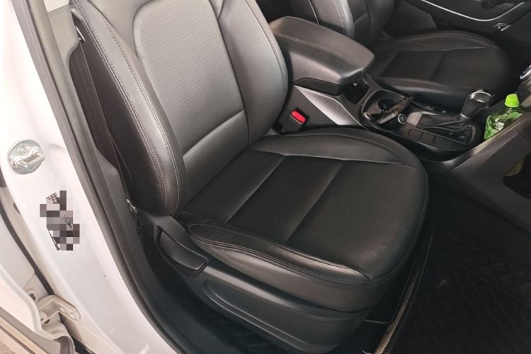 Used Hyundai Santa Fe 2013 2.4L Automatic Two-Wheel Drive Smart Version Right Front Seat