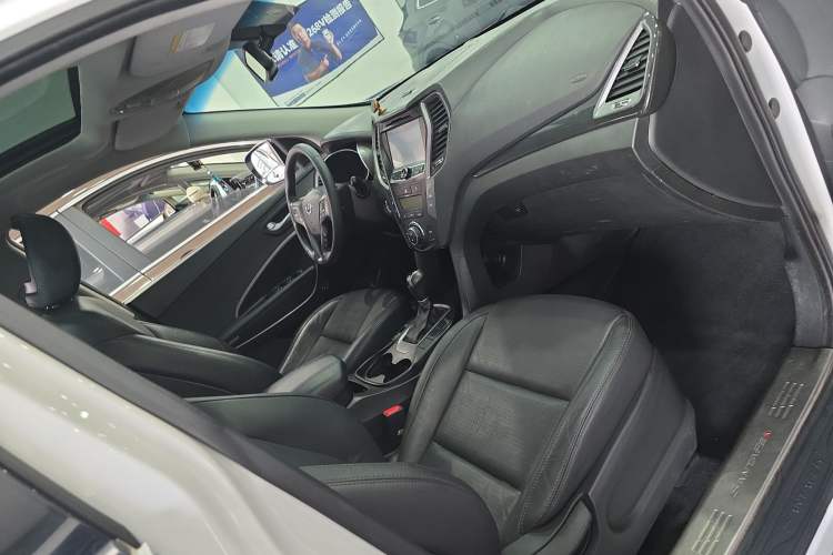 Used Hyundai Santa Fe 2013 2.4L Automatic Two-Wheel Drive Smart Version Right Front Seat