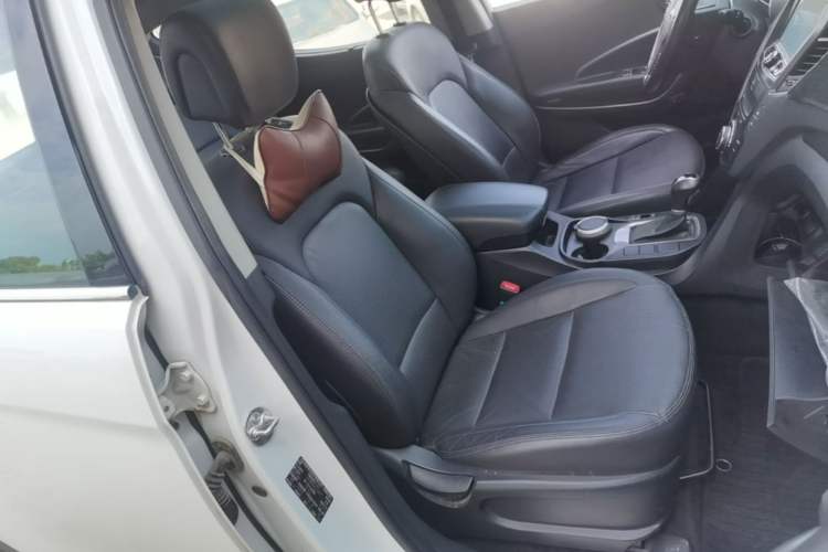 Used Hyundai Santa Fe 2013 2.4L Automatic Two-Wheel Drive Smart Version Right Front Seat