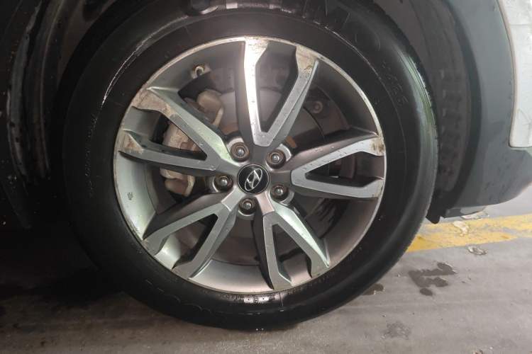 Used Hyundai Santa Fe 2013 2.4L Automatic 4x4 Prestige Edition Right Front Wheel Hub