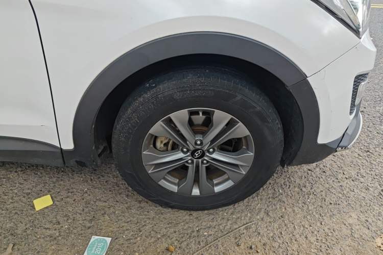 Used Hyundai Santa Fe 2013 2.4L Automatic 2WD Comfort Edition Right Front Wheel Hub