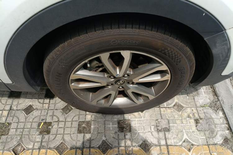Used Hyundai Santa Fe 2013 2.4L Automatic 4x4 Prestige Edition Right Front Wheel Hub