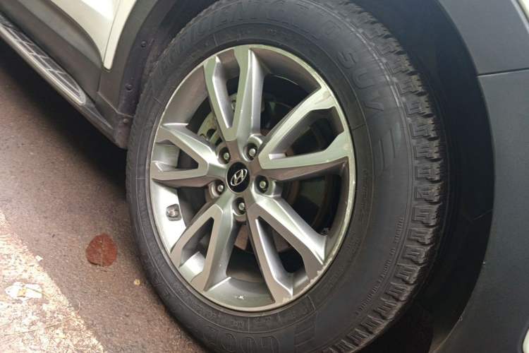 Used Hyundai Santa Fe 2013 Revised Version 2.0T Automatic All-Wheel Drive Prestige Edition Right Front Wheel Hub