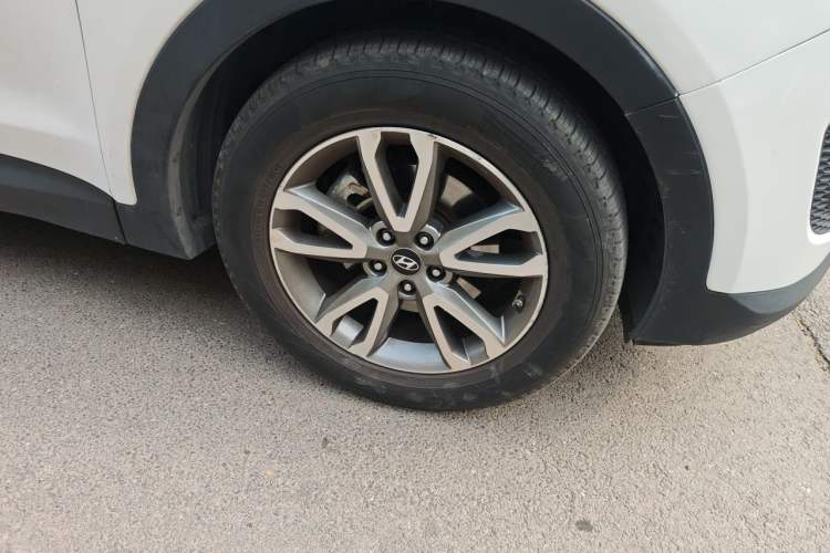Used Hyundai Santa Fe 2013 Revised Version 2.4L Automatic All-Wheel Drive Luxury Trim Right Front Wheel Hub