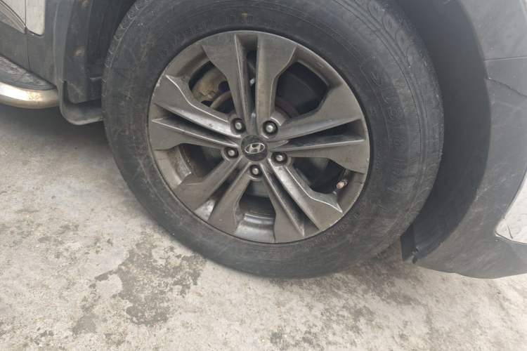Used Hyundai Santa Fe 2013 2.4L Automatic Two-Wheel Drive Smart Version Right Front Wheel Hub