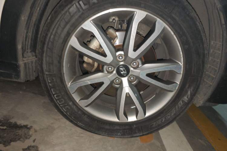 Used Hyundai Santa Fe 2013 2.0T Automatic All-Wheel Drive Top Trim Right Front Wheel Hub