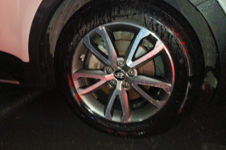 Used Hyundai Santa Fe 2013 2.4L Automatic 4x4 Prestige Edition Right Front Wheel Hub