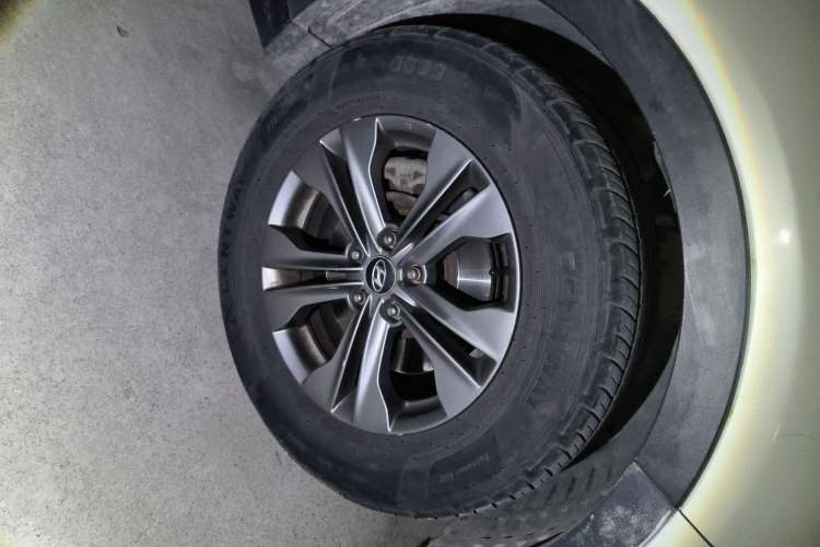 Used Hyundai Santa Fe 2013 2.4L Automatic Two-Wheel Drive Smart Version Right Front Wheel Hub