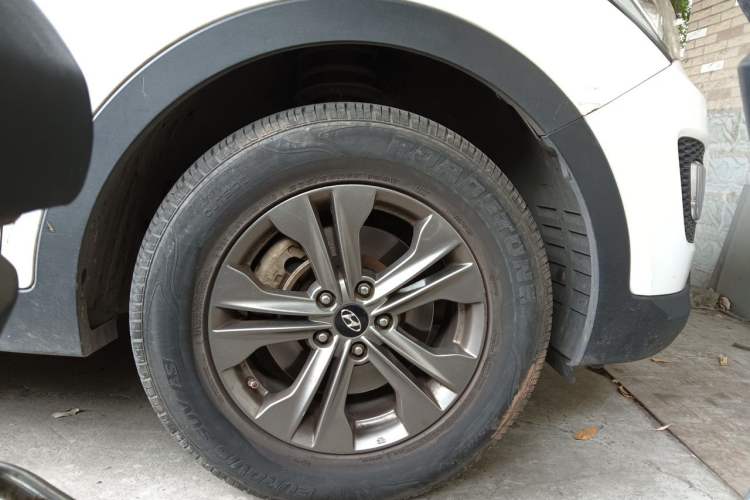 Used Hyundai Santa Fe 2013 2.4L Automatic Two-Wheel Drive Smart Version Right Front Wheel Hub