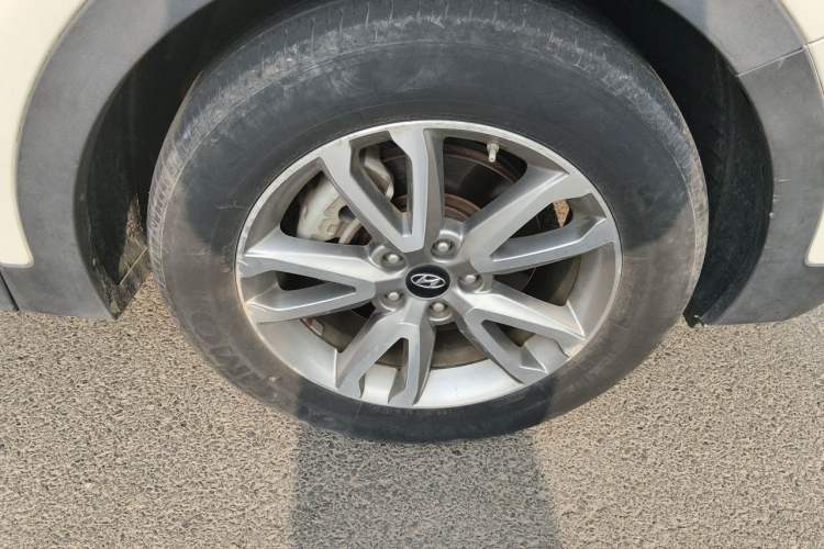 Used Hyundai Santa Fe 2013 Revised Version 2.4L Automatic All-Wheel Drive Luxury Trim Right Front Wheel Hub