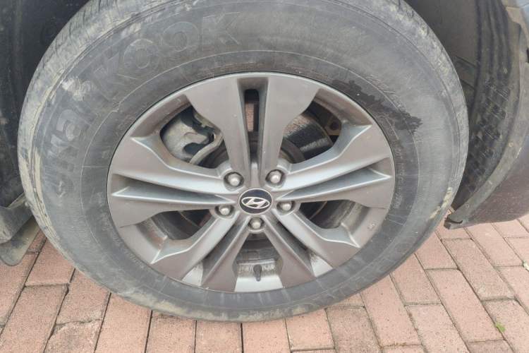 Used Hyundai Santa Fe 2013 2.4L Automatic 2WD Comfort Edition Right Front Wheel Hub