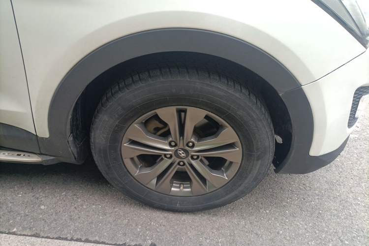 Used Hyundai Santa Fe 2013 2.4L Automatic Two-Wheel Drive Smart Version Right Front Wheel Hub