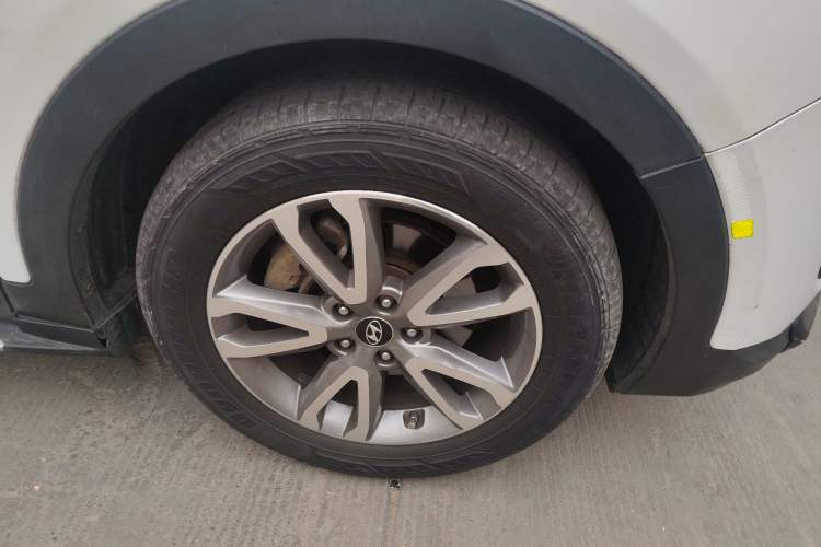 Used Hyundai Santa Fe 2013 2.4L Automatic 4x4 Prestige Edition Right Front Wheel Hub
