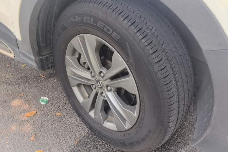Used Hyundai Santa Fe 2013 2.4L Automatic Two-Wheel Drive Smart Version Right Front Wheel Hub