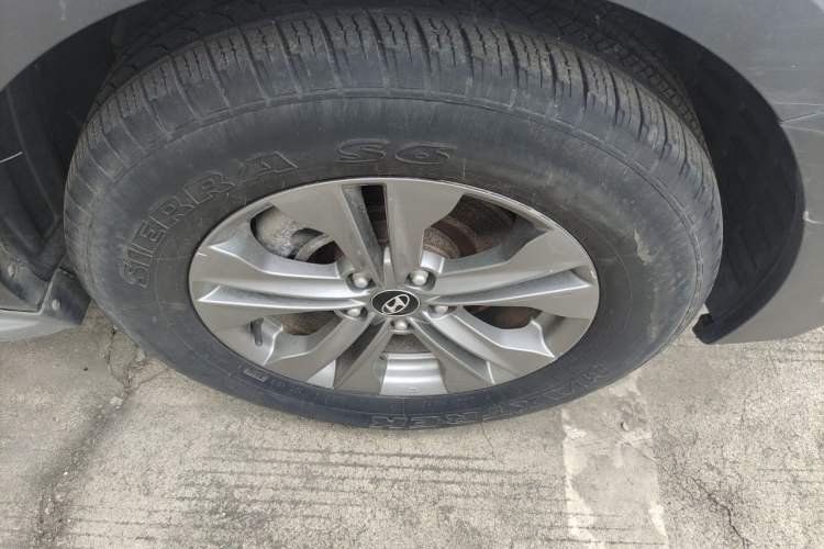 Used Hyundai Santa Fe 2013 2.4L Automatic Two-Wheel Drive Smart Version Right Front Wheel Hub